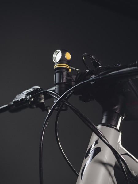 Latarka ARMYTEK Elf C2 światło Ciepłe - 1023lm