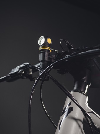 Latarka ARMYTEK Elf C2 światło Ciepłe - 1023lm