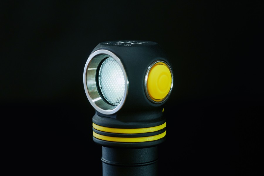 Latarka ARMYTEK Elf C2 światło Ciepłe - 1023lm