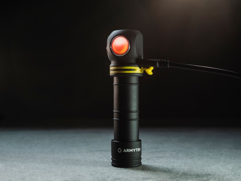 Latarka ARMYTEK Elf C2 światło Ciepłe - 1023lm