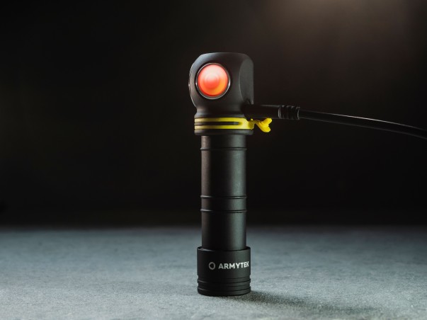 Latarka ARMYTEK Elf C2 światło Ciepłe - 1023lm