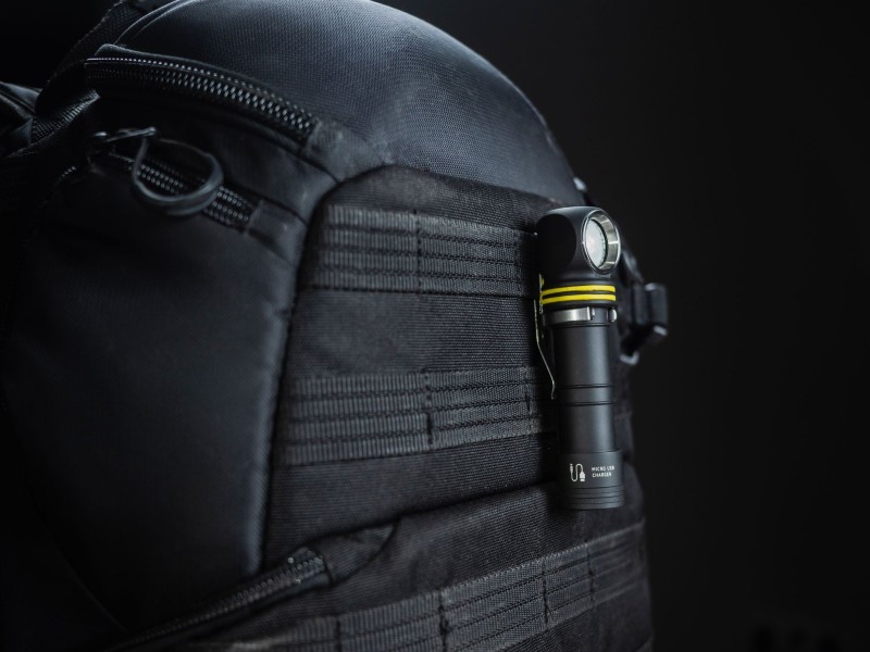 Latarka ARMYTEK Elf C2 światło Ciepłe - 1023lm