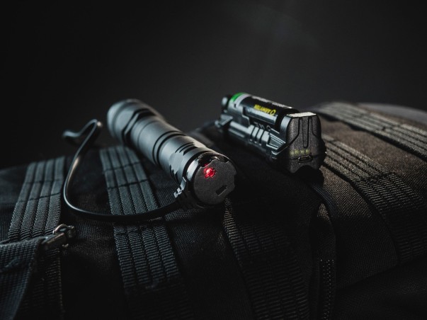 Latarka taktyczna ARMYTEK Dobermann Pro światło Ciepłe - 1400lm