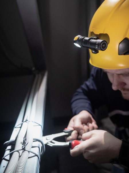 Montaż nakaskowy latarki ARMYTEK AHM-03