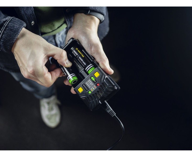 Ładowarka do akumulatorów ARMYTEK Uni C2 Plug...