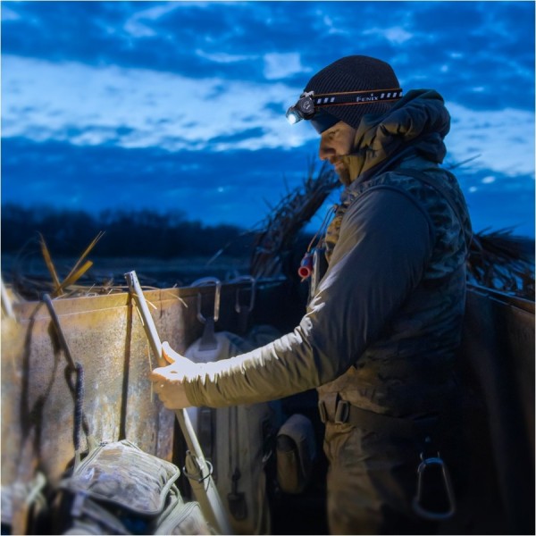 Latarka diodowa czołowa FENIX HM60R Czarna -...